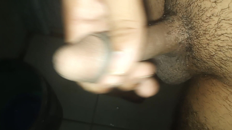 Cute boy jerks off: Homem magro leva seu tempo para se tocar no banheiro