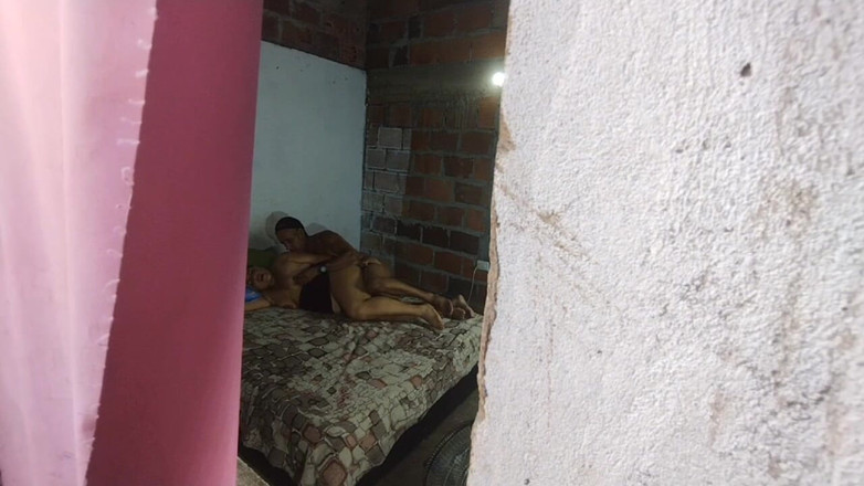 Adribella69: 我看到我继母的妓女操我继父的朋友，他们差点发现了她