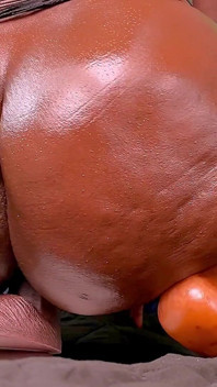 Pouvez-vous imaginer mes douces mains chaudes qui glissent lentement dans mes cuisses en les écartant juste pour vous ?