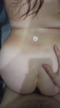 În baie, un penis tare i-a umplut pizda suculentă și a uns cu spermă pe buzele pizdei
