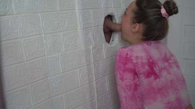 misss_vikki: 벽에 난 구멍 같은 곳으로, 그 음경은 모든 움직임에 반응한다