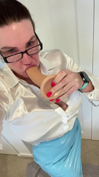 Extrémní šukání sekretářky do krku za bonus