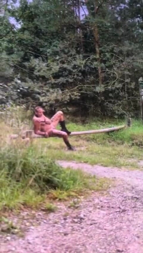 Benb Studio: Za trest přivázaný ke stromu