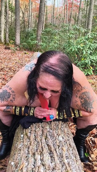 彼女は森の中でディルドを見つけました 彼女はいたずらになるのか、それとも良いのか