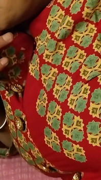 Сексуальна леді курить сигарету і грає зі своєю сексуальною частиною, сосок з цицьками