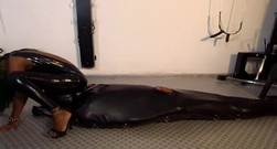 Absolute BDSM films - The original: Ponižující sezení na obličeji v latexových šatech