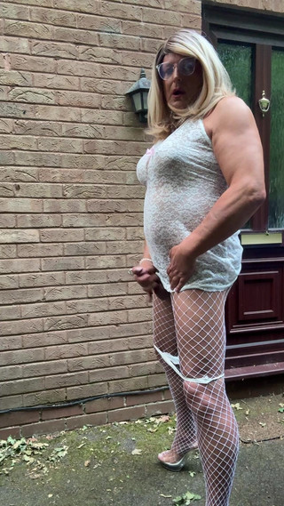 Kelly CD 2022: Sexy Crossdresser kellycd2022 v bílé krajkovém oblečení, síťované punčocháče a...