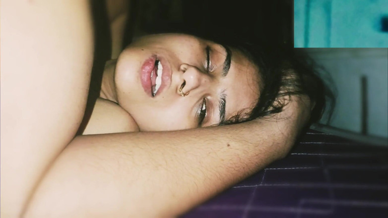 Hot Sis: Latika follando el núcleo caliente y duro necesita más