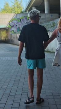 Tvrdé šukání za širokého denního světla na cestě z vlakového nádraží. Kouření, šukání, lízání a více.