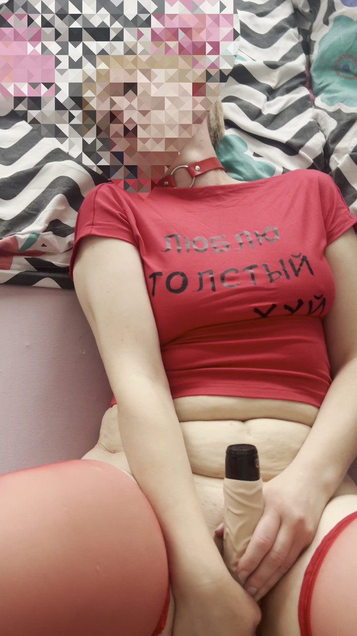 SashMash: Istri sange ini lagi asik ngentot dirinya sendiri pakai dildo...