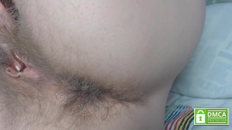 Risky Hairy Couple: Różowe koraliki w owłosionym dupku