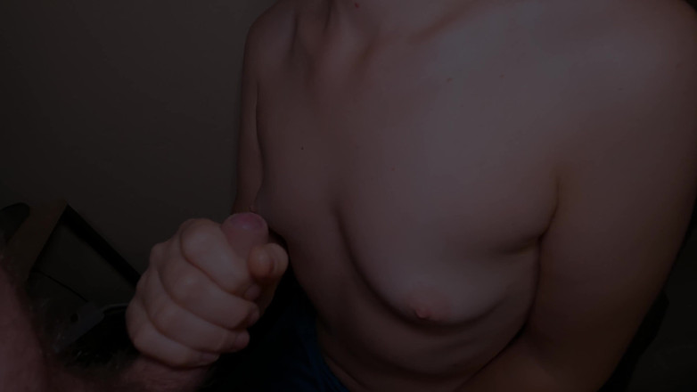 Love_Adventures: युवा पत्नी लंड को झटका देती है और स्तनों पर वीर्य निकालती है!