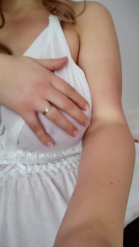 Baculatá MILFka v průhledné noční košili potěší její kundičku