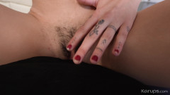 Karups Hometown Amateurs: 娇小的18岁保姆为她的辛勤工作得到了一个大鸡巴提示