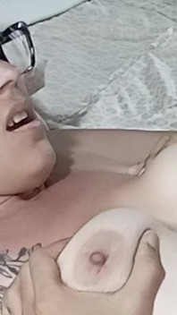Il mio fratellastro mangia la mia figa pelosa appassionatamente, portandomi a un delizioso orgasmo