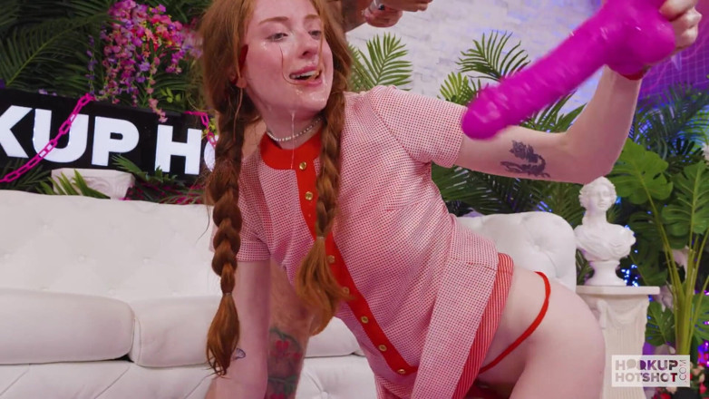Hookup Hotshot: สาวงาม Lola Grant ผมแดงแหกขาเพื่อโดนเย็ดตูดอย่างดุร้าย