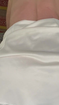 La Cspot Che Indossa Una Slip Vintage Al Ginocchio Cavalca Un Dildo Fino All'orgasmo