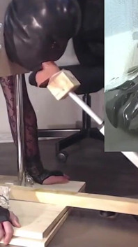 Makine ile derin gırtlağa, çizmeli ve kırmızı pvc takım elbiseli, file, bağlı, maskeli.