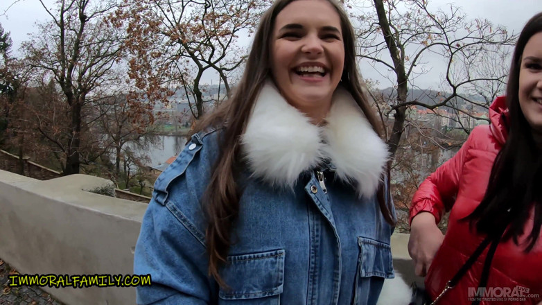 Immoral Family: Taylee Wood et Zara Lick, PAWG, trio, font aimer Noël...