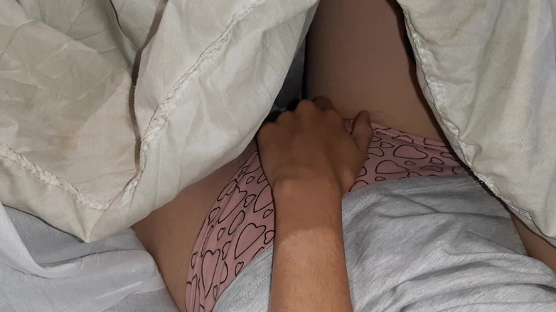 Lesbian-illusion: Sementara guru kami memeriksa pekerjaan rumah, aku dan temanku melakukan...