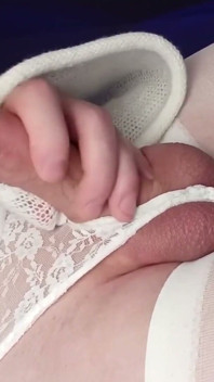 Ragazza trans in mutandine di pizzo bianche si masturba e viene