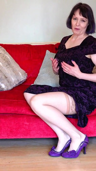 Wielkie Piersi Dojrzałe MILF Tygrys Pociera Swoją Cipkę Ciężko, aż Spuści