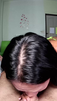 Ateşli Asyalı ladyboy vahşi yarağa biniyor
