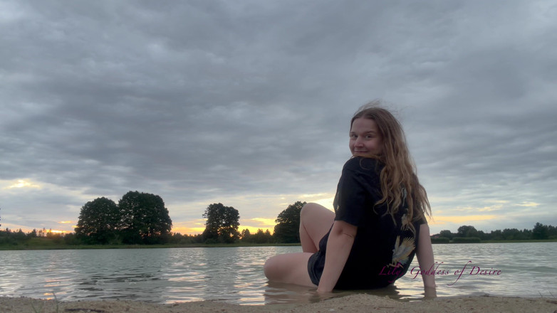 Lily, Goddess of Desire: Să-mi arăt corpul și să mă distrez spunând lucruri seara într-un lac...