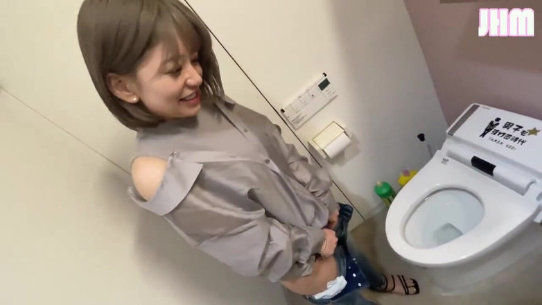 Japanese Hentai Matings: Une beauté mince explore la liberté en trouvant une libération...