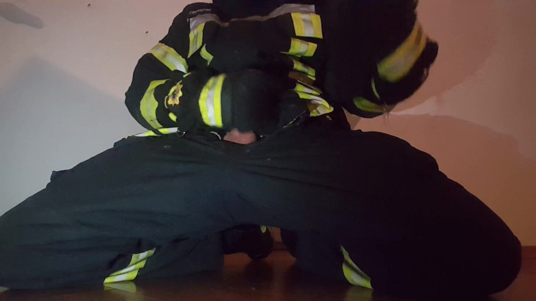 Thebootsstopmper: Il pompiere si masturba con l'attrezzatura antincendio