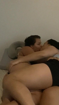 Insegno alla mia sorellastra come scopare come una lesbica facendo forbici