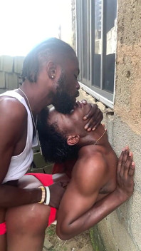 Afrikas wildster outdoor-sex mit zwei tops zerstört ein junges arschloch
