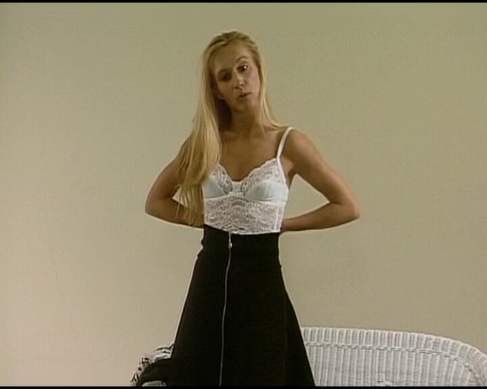 Deutsche Madchen: 来自德国的可爱金发女郎慢慢地夺走了身体上的一切