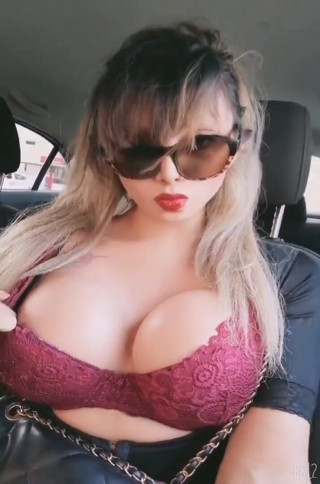 Barbietransxxxx: Transsexuală își mișcă țâțele în mașină