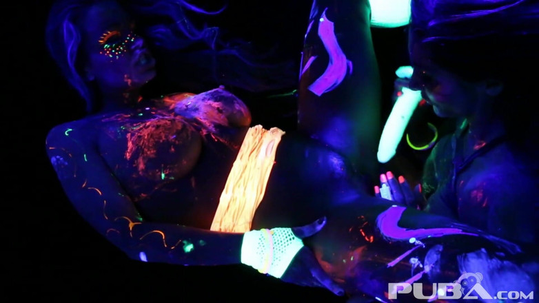 PUBA: Noite chuvosa com Abigal Mac &amp;Ava Addams