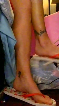 Přírodní shoeplay u postele žabky