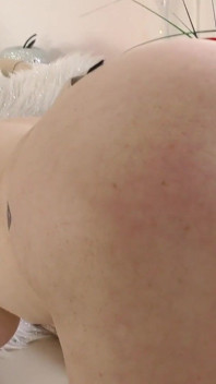 Nadržená MILF Mackenzie Stránka Miluje Hraní Se Svou Kundičkou, Když Je Sama