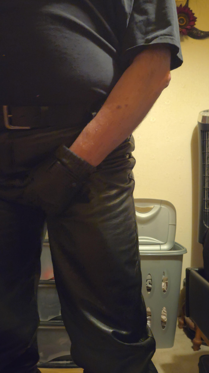 Leatherman63: Sborrata nei miei nuovi pantaloni di pelle