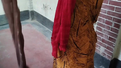 Deshi women: Una criada de 18 años fue encontrada sola en casa por...