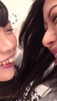 Gioco di sputi lesbiche: lingue bagnate e stringhe di saliva - Tsubaki kato e iori Kiss Long, Lick Slow, & Drool Harder