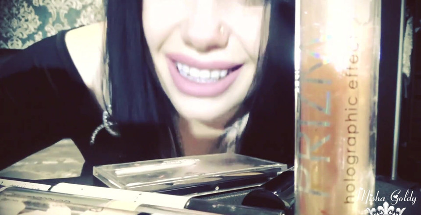 Goddess Misha Goldy: Představte si moje překvapení, když chodím z místnosti do pokoje...