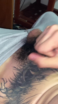 Aku lagi asik ngocok kontol sampai aku crot di perutku