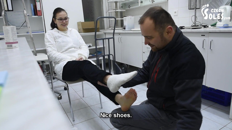 Czech Soles - foot fetish content: ผู้ชายกราบไหว้เท้าเปล่ายาวใหญ่ของเภสัชกรสาวน่ารัก