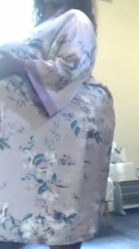 Preta gordinha provocando lingerie