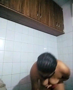 Kanchan devi: Mladá Bhabi Ka Nahý tanec