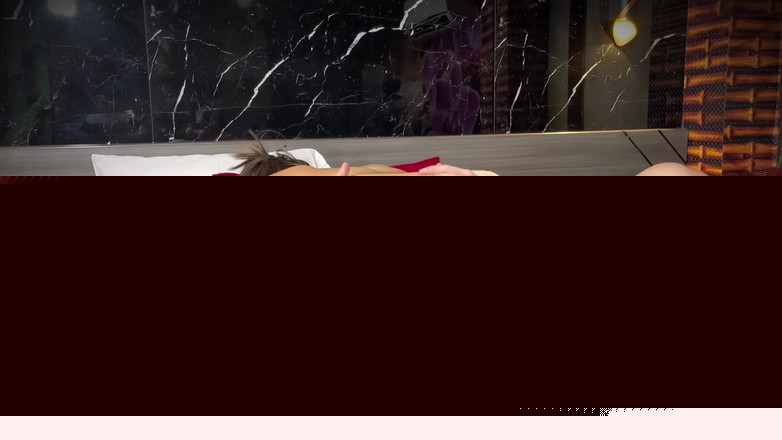 Allison Sweet: Un Colombien se masturbe et suce une grosse bite blanche...