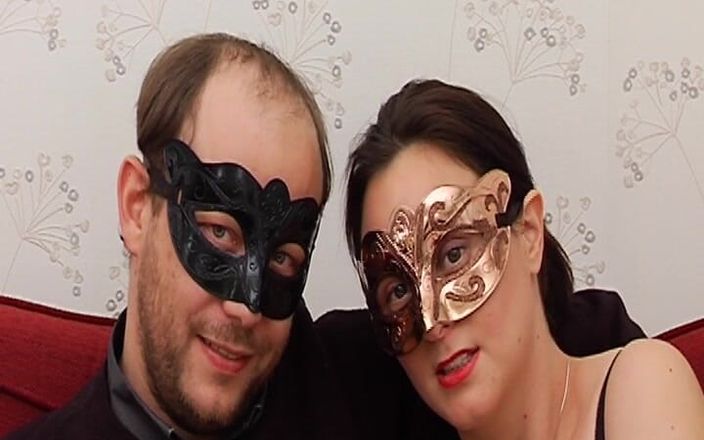 Filles Francaises: Французька повія в масці прив'язує свого чоловіка перед камшотом на обличчя