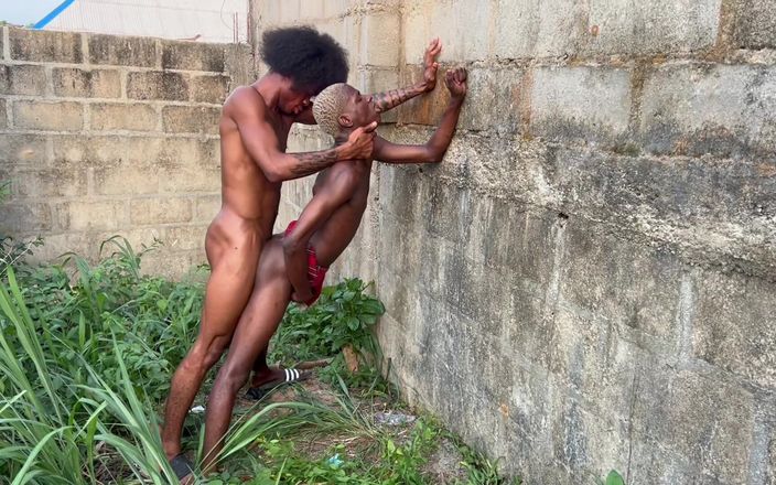 Baddestboyx: Femboy minta cowok kembar ini untuk ngentot memeknya habis-habisan