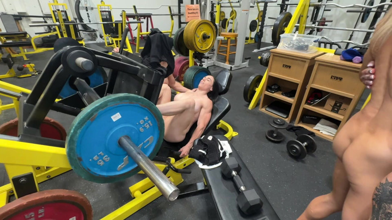 Lora Cross: Naked Gym Workout W Muscle Babes Andi, Tapered P, Vanessa...