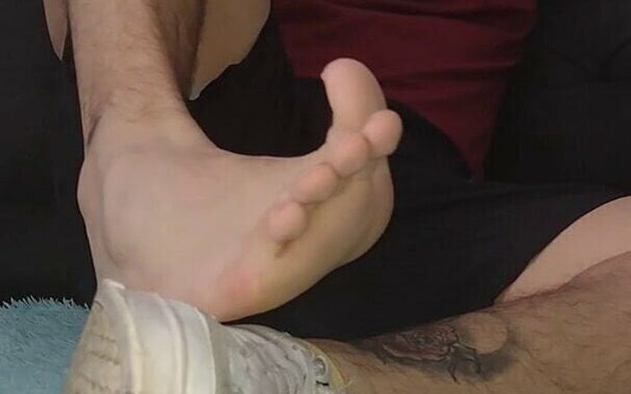 Tomas Styl: Latino Shows His Feet After Working Out in the Gym